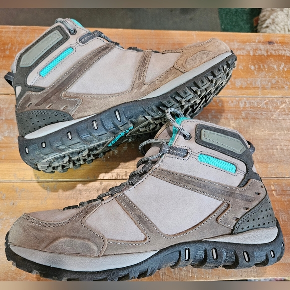 Women's Colombia Outdoor Boots - Picture 2 of 8